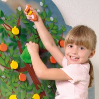 Free-Climbing-Wand für Kinder - die Äpfel sind als Belohnung pflückbar