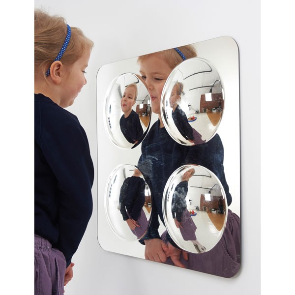Spiegel mit 4 großen konvexen Wölbungen - Kind schaut in den Spiegel
