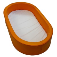 Ovales Krippenbett aus Weichschaum mit passender Matratze mit feuchtigkeitsabweisenden Bezug