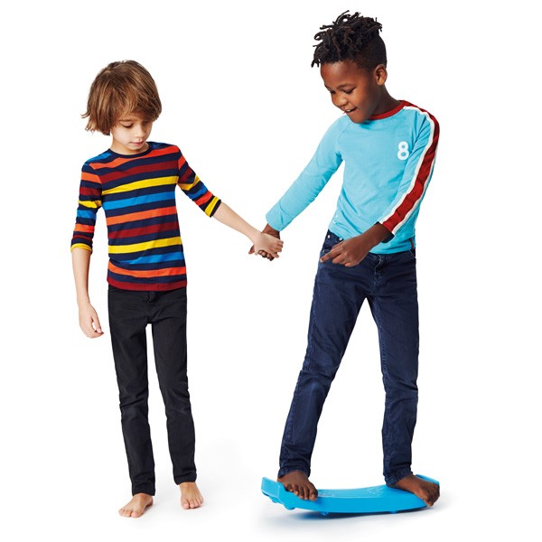 Robo-Board von GONGE® - Anwendungsbeispiel: 1 Kind hält ein anderes auf dem Robo-Board an der Hand, um Sicherheit bei ersten Fahrversuchen zu geben