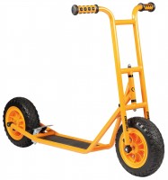 Gelb lackierter, kleiner Roller aus der Serie TopTrike von beleduc. Roller mit großen EVA-Reifen für Kinder ab 3 Jahren.