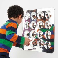 Spiegel mit 16 konvexen Wölbungen - Kind schaut in den Spiegel