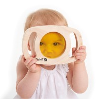 Entdeckergläser von Eduplay - durch die seitlichen Griffe kann das Kind durch das gelbe Acrylglas schauen